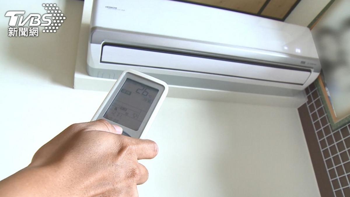 台電指出，開冷氣可按「舒眠模式」，達到省電效果。（圖／TVBS）