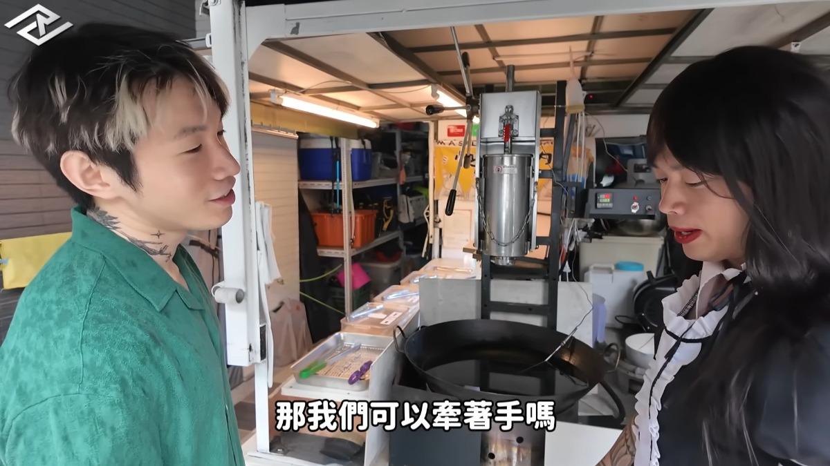 儒哥特地設計一場「美食製作任務」，帶尼克星回家一起動手炸吉拿棒。（圖／翻攝自Ru儒哥YT）