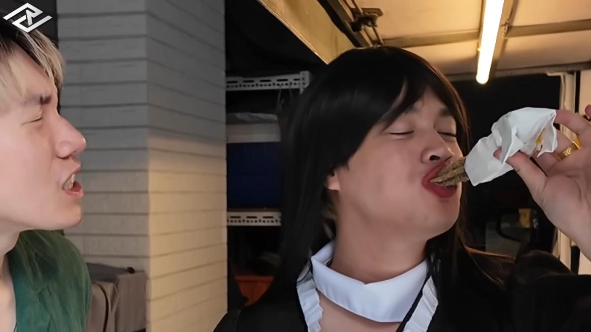 儒哥在尼克星面前大口吃起吉拿棒，尼克星也配合做出「抿嘴舔舌」的反應。（圖／翻攝自Ru儒哥YT）