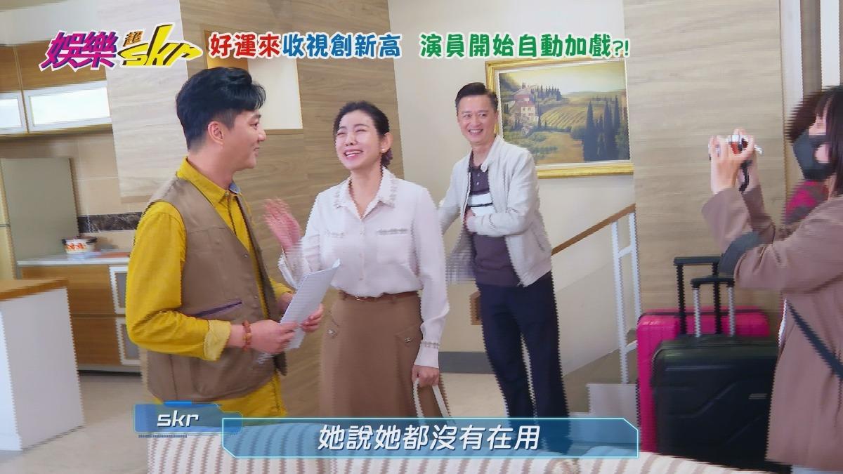 米可白劇本寫滿注音。（圖／民視提供）