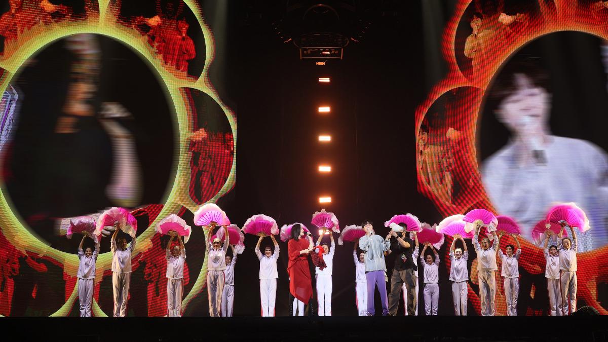 徐佳瑩特地為吳青峰準備16位專業舞團陪跳扇子舞。（圖／亞神音樂提供）