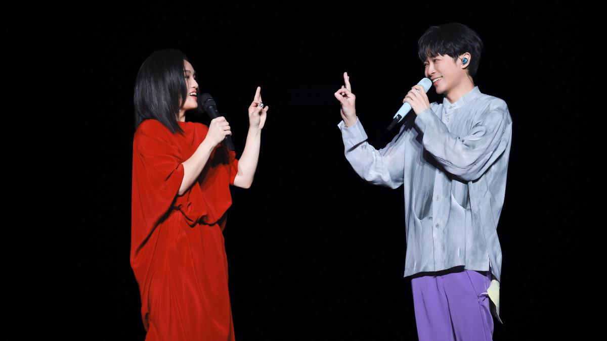 吳青峰被徐佳瑩的驚喜逗得笑不停。（圖／亞神音樂提供）