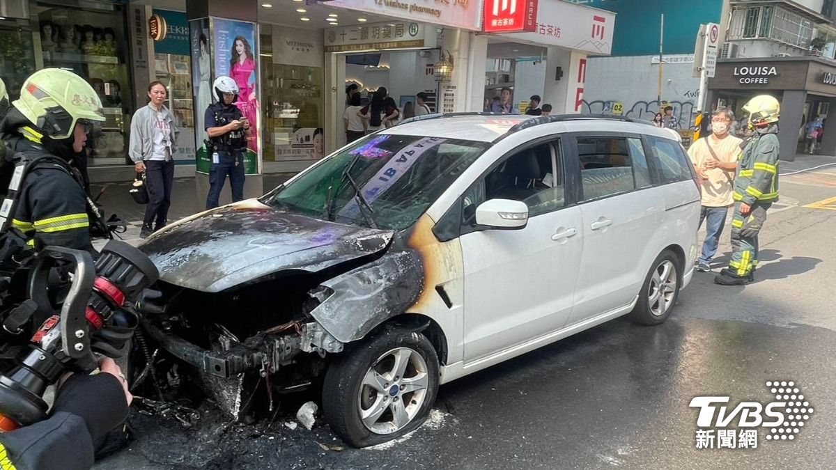 台北市信義區今(15)日發生一起火燒車。(圖/TVBS) 台北市信義區今(15)日發生一起火燒車。(圖/TVBS)