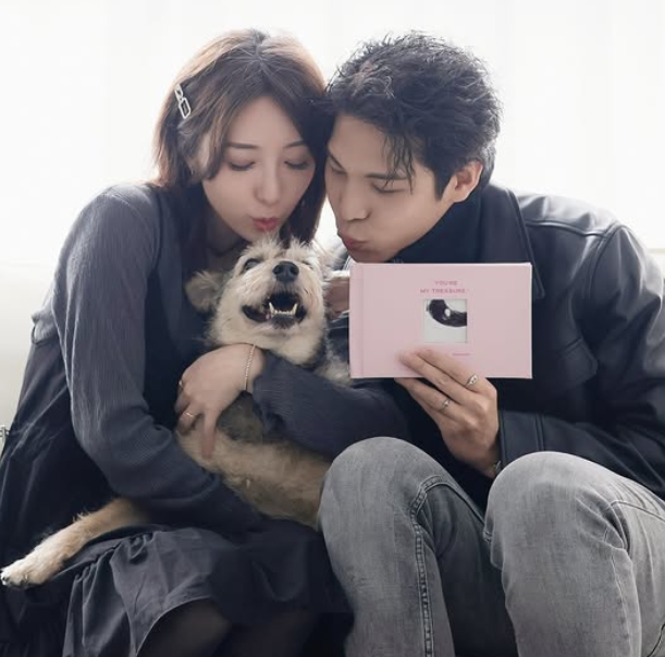 五熊和老公開心曬出超音波照，公布懷孕的消息。（圖／翻攝自五熊 IG）