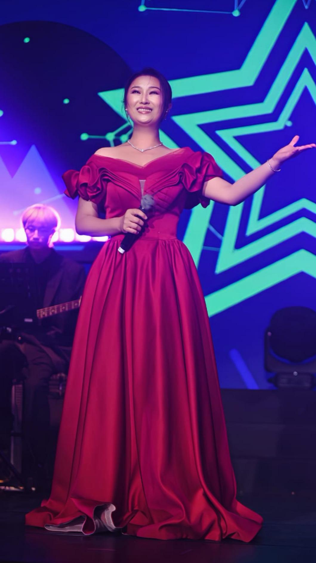 王瑞霞完全沒發現張秀卿突襲合唱。（圖／王瑞霞提供）