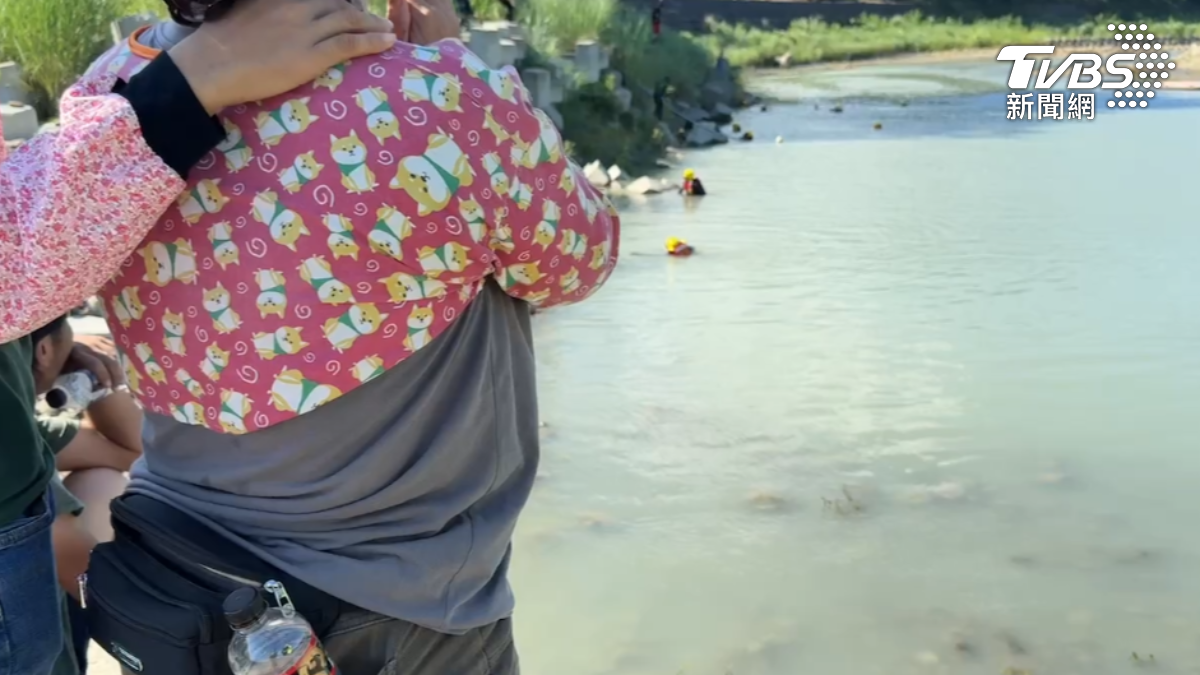 家屬衝到現場淚崩呼喊。（圖／TVBS）