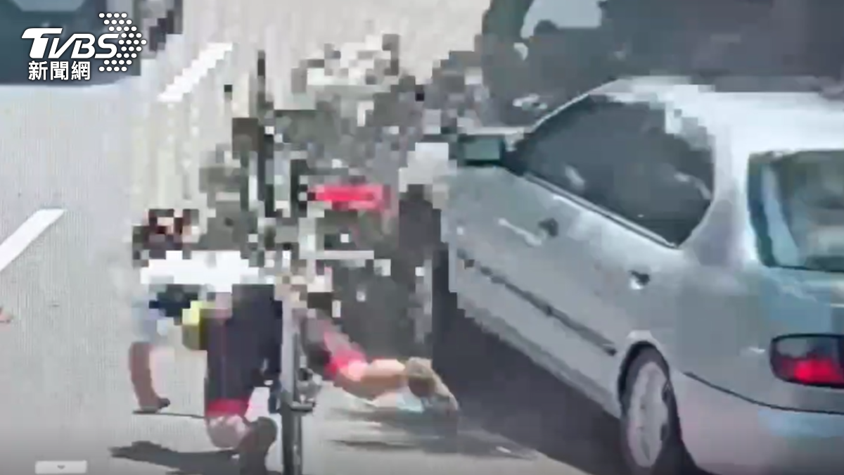 跟死神擦肩而過！士林轎車暴衝撞12車　單車騎士「聞聲回頭」險遭輾