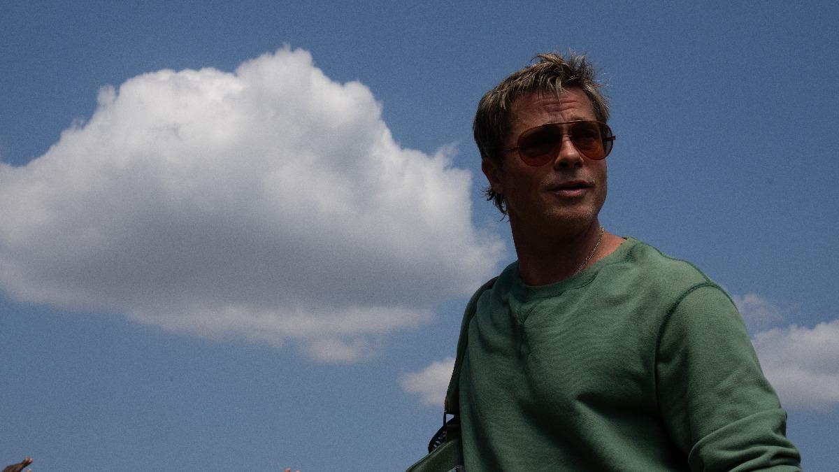 布萊德彼特在《F1電影》扮演看似玩世不恭實則心思縝密的過氣賽車手。（圖／華納兄弟提供）