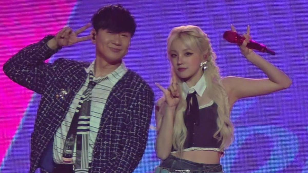 宋雨琦如願和林俊傑合唱〈背對被擁抱〉。（圖／翻攝自微博）