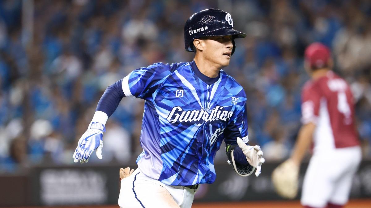 林岳谷本場3安猛打，獲選生涯首次單場MVP。（圖／翻攝自臉書@FubonGuardiansBaseballTeam）