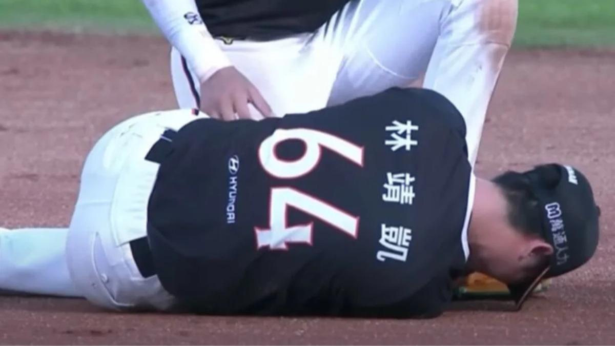 獅隊林靖凱傷退在14日例行賽傷退。（圖／翻攝自CPBLTV）
