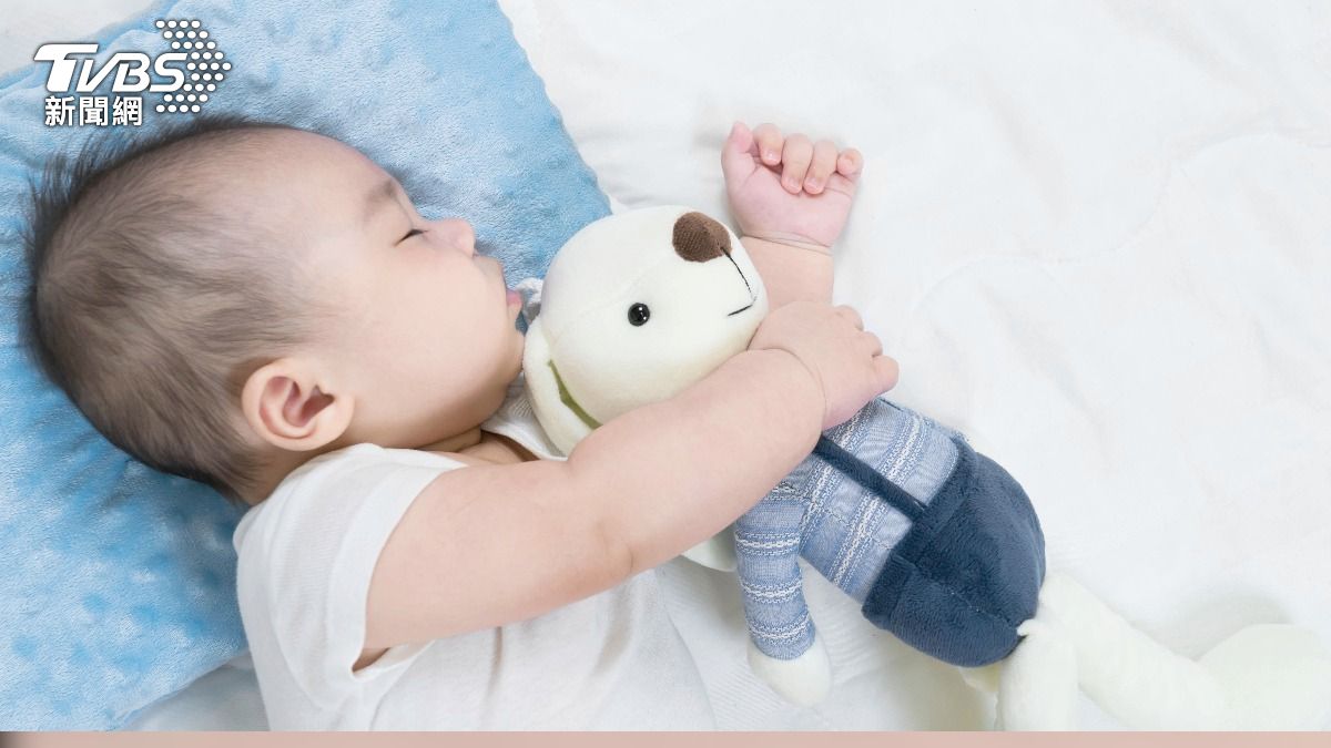 睡眠品質低下與夜間頻繁醒來，已成為許多成年人隱形的健康殺手。（示意圖／shutterstock達志影像）