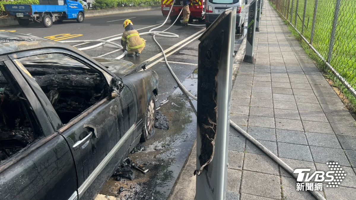 火勢波及停車收費柱與另輛汽車。（圖／TVBS）