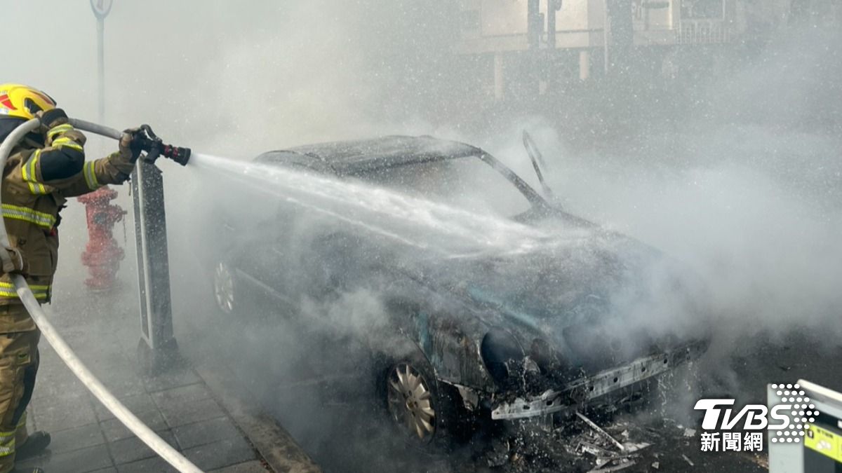 火勢波及停車收費柱與另輛汽車。（圖／TVBS）
