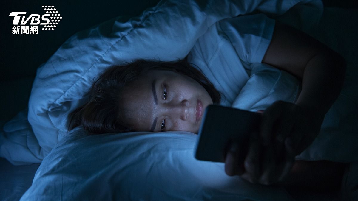 不滿手機被沒收!俄13歲少女「割喉弒母」 一把火把家燒了