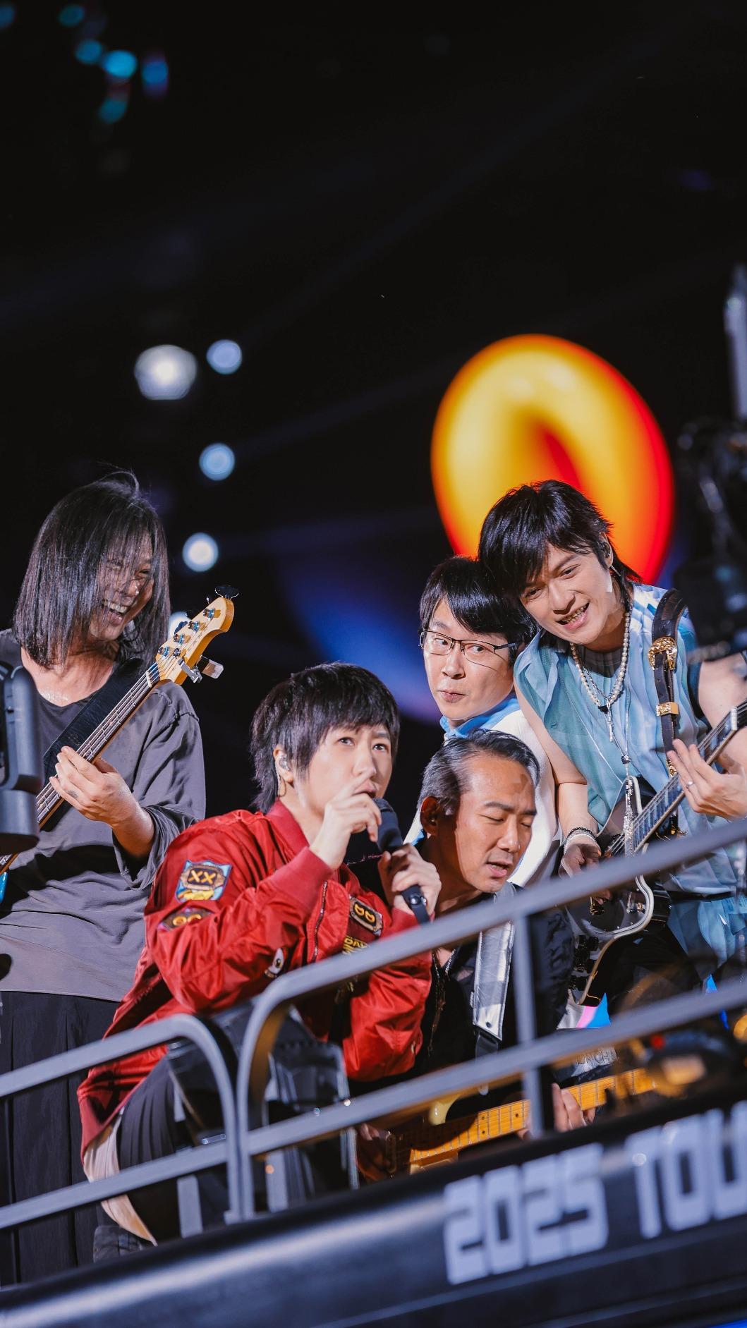 五月天石頭害怕蟑螂。（圖／相信音樂提供）