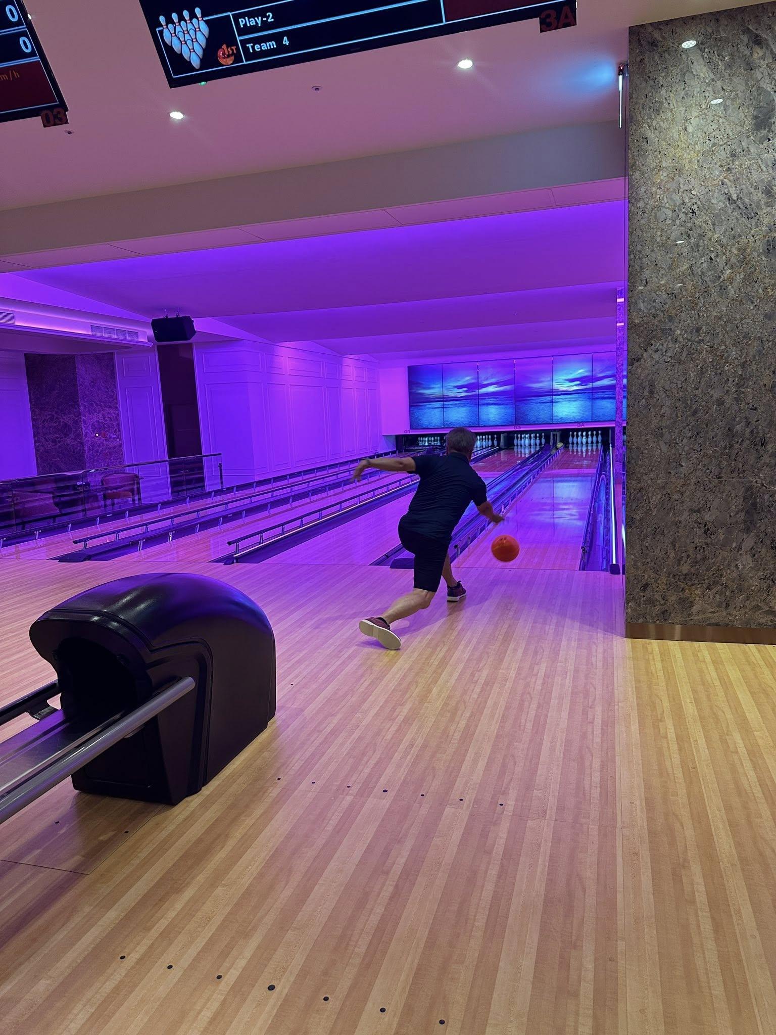 郁方示範打保齡球正確姿勢，卻忘了暖身導致舊疾復發。（圖／翻攝自郁方臉書）