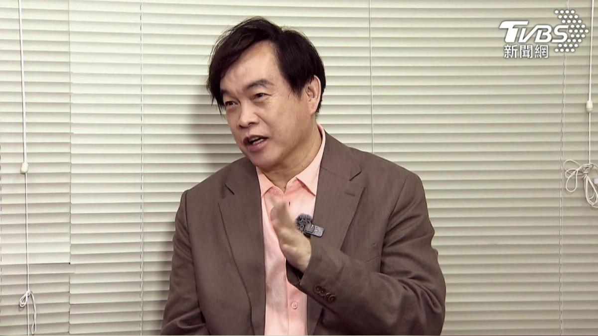 康康接受娛樂頭條專訪，談到很多大哥內幕笑翻大家。(圖/TVBS)