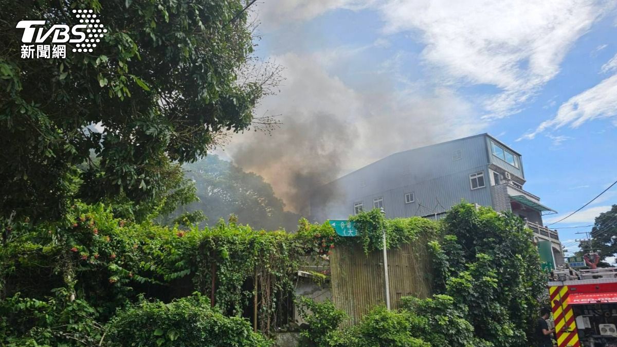 八里民宅大火。（圖／TVBS）