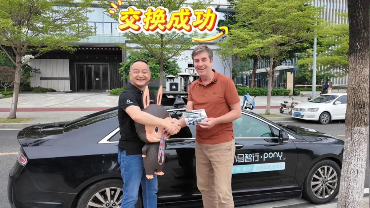 胡潤（右）用Labubu與彭軍（左）換價值百萬得自駕車。（圖／翻攝自 抖音 胡潤 ）
