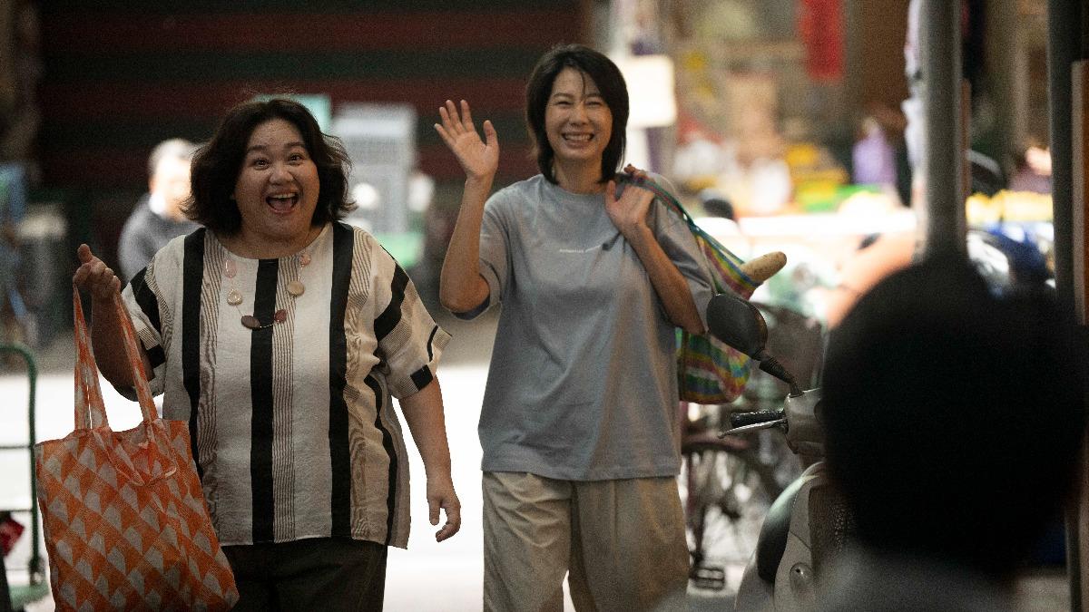 《拜六禮拜》鍾欣凌(左)、丁寧重逢老同學。(圖/華視提供)