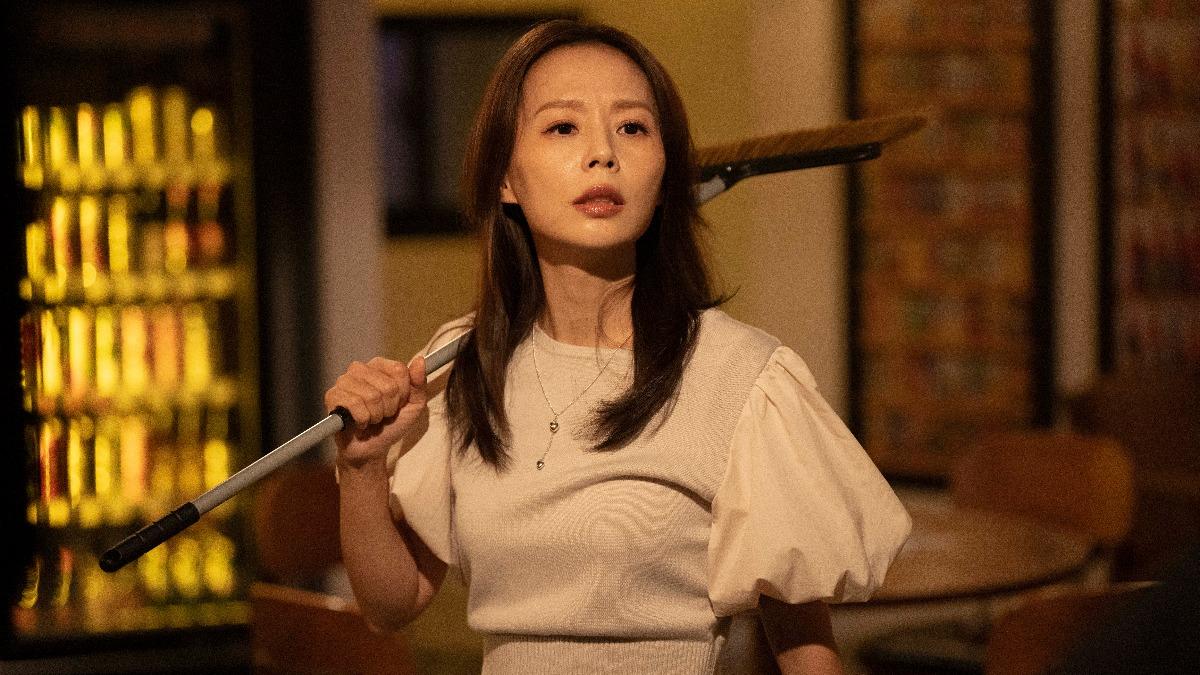 《拜六禮拜》孫淑媚不肯繳黑道保護費。(圖/華視提供)