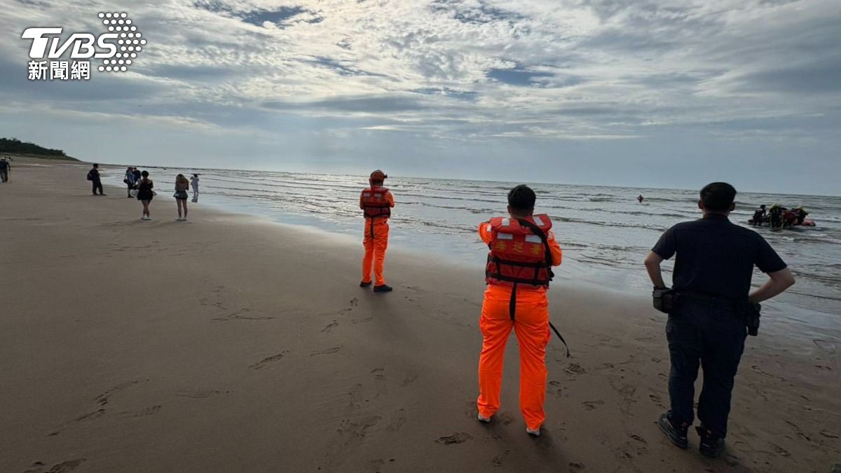消防局、海巡船艇在淡水沙崙外海搜救，尋獲30多歲法籍男子上岸。（圖／TVBS）