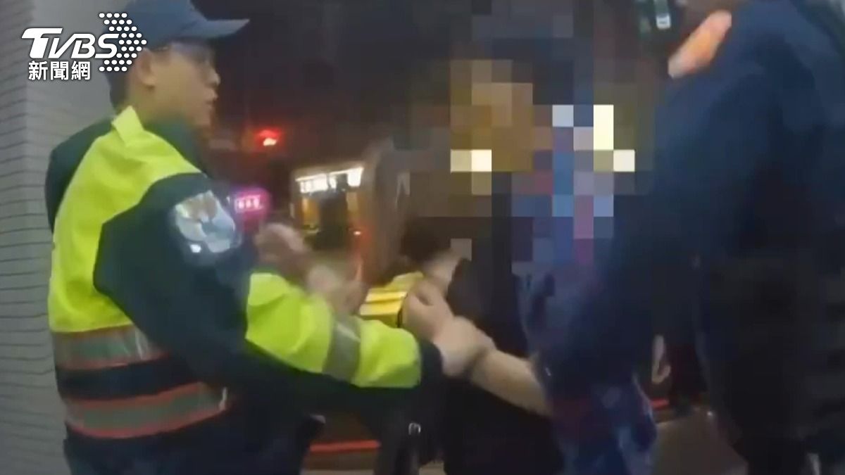 我要續攤！女友攔不住　嗆警「來壓制我」