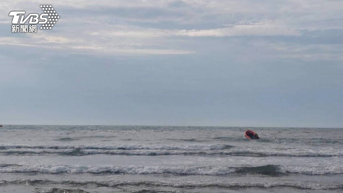 消防局、海巡船艇在淡水沙崙外海搜救，尋獲30多歲法籍男子上岸。（圖／TVBS）