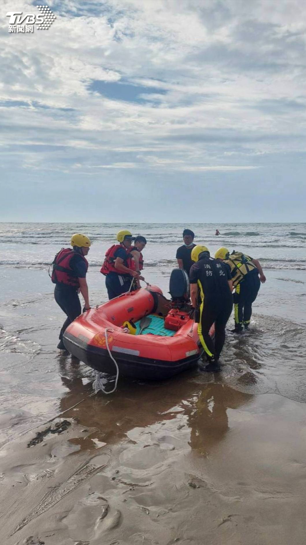 消防局、海巡船艇在淡水沙崙外海搜救，尋獲30多歲法籍男子上岸。（圖／TVBS）