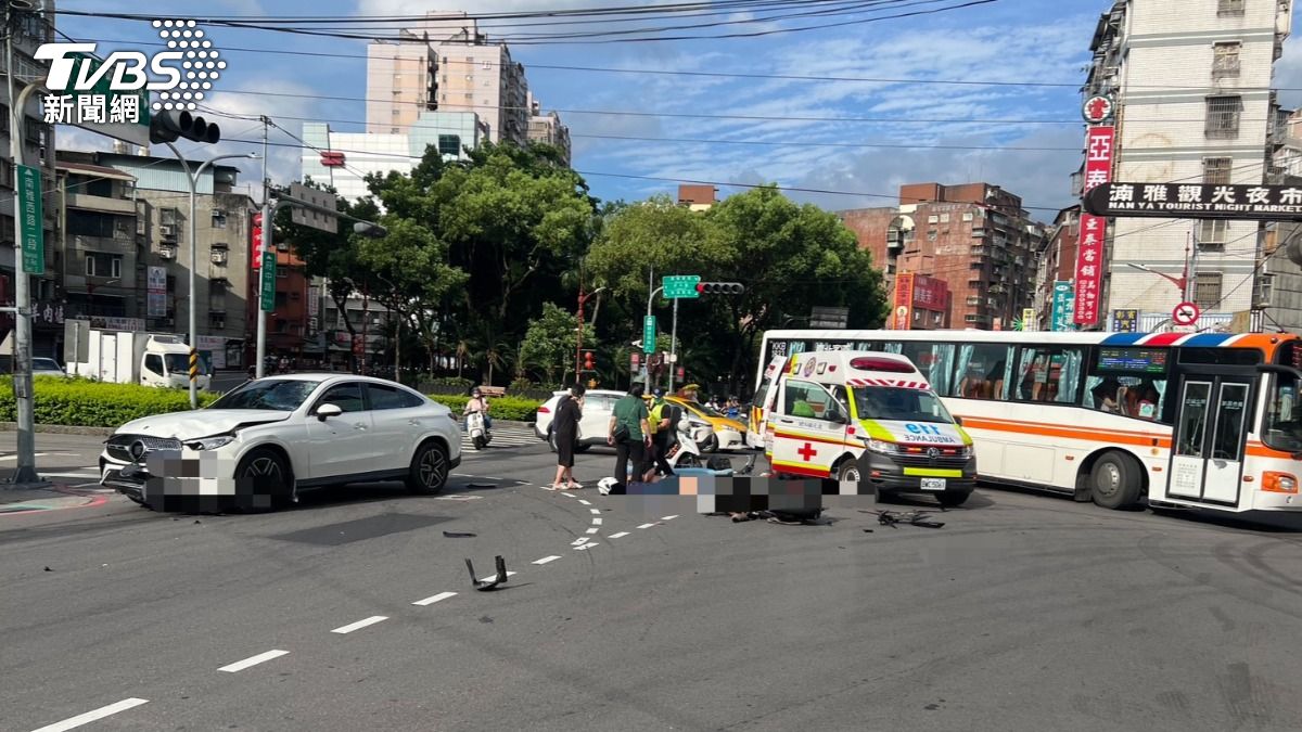 重機遭自小客車撞毀，警消到場處理。（圖／TVBS）