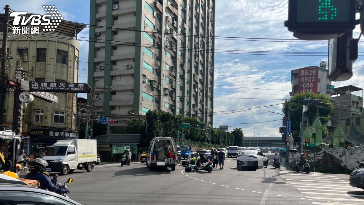 重機遭自小客車撞毀，警消到場處理。（圖／TVBS）
