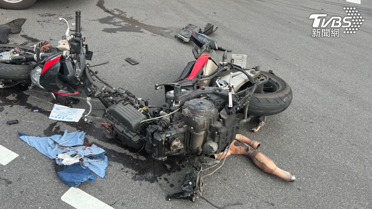 重機遭自小客車撞毀，警消到場處理。（圖／TVBS）