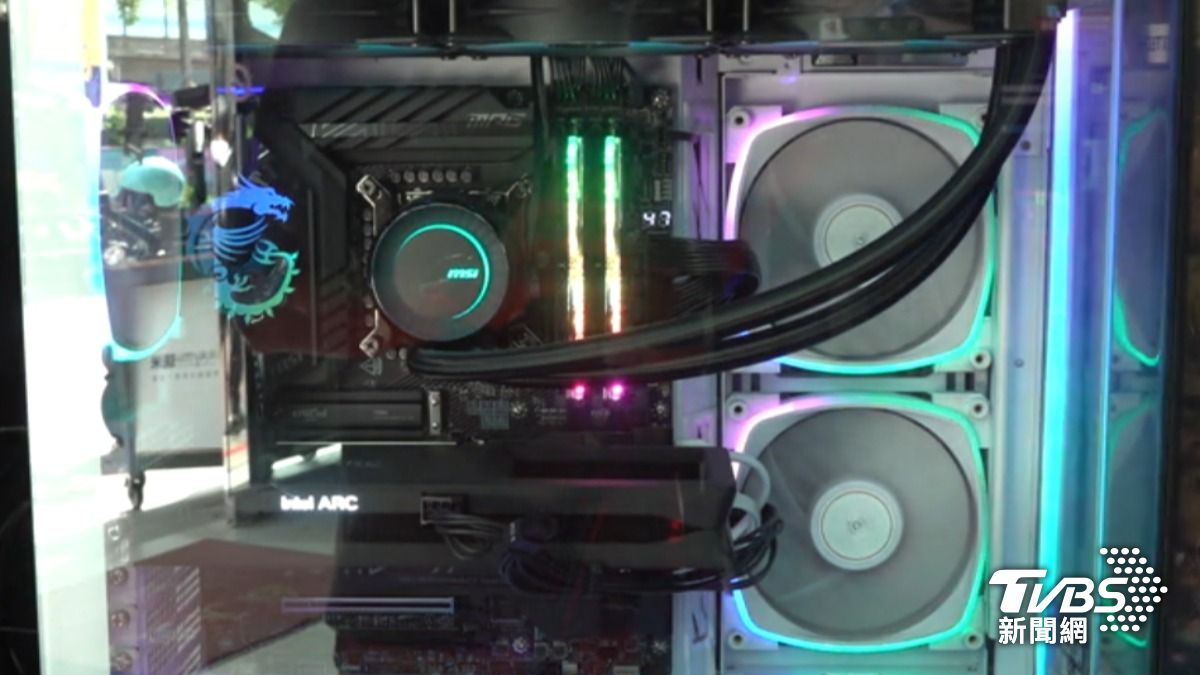 透明主機殼吸睛！「燈光效果」　電競體驗升級