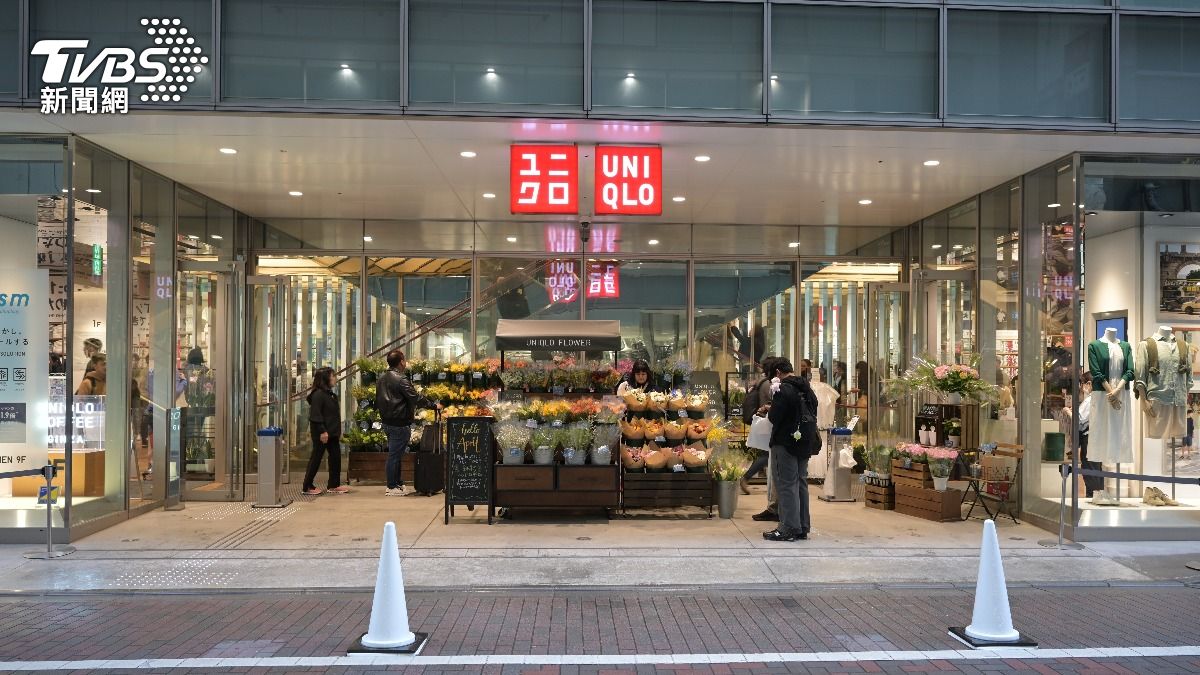 網友在日本旅遊時遇到親戚為了一件心儀的衣服，堅持走訪3家UNIQLO比價。（示意圖／shutterstock達志影像） 