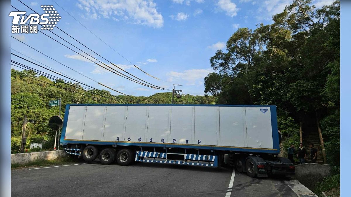 卡到懷疑人生!大貨車避限高「原地掉頭」 百名用路人遭擋