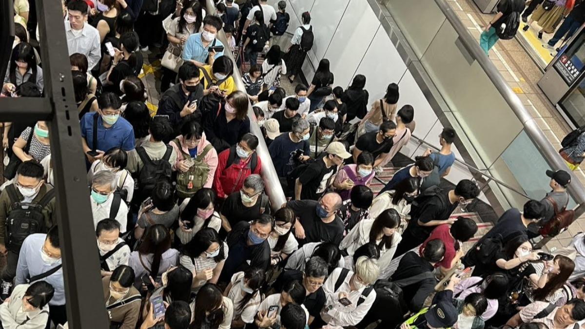 快訊／通勤注意！北捷板南線列車異常　千名旅客卡忠孝新生站