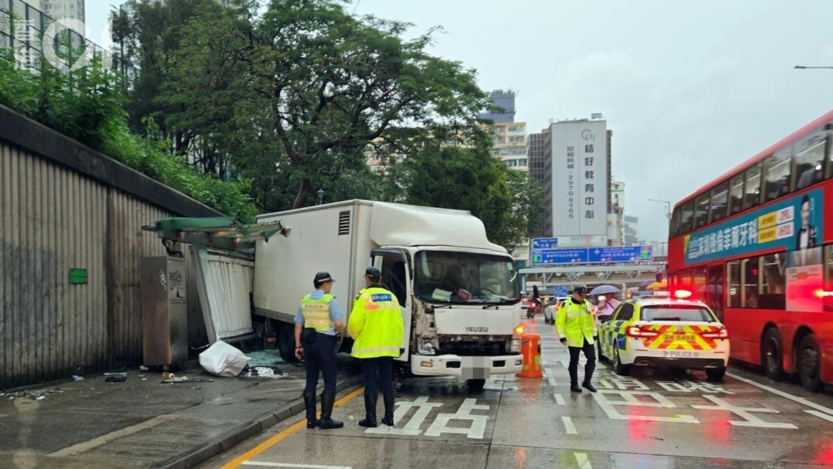 貨車衝上公車站肇逃！2港女路過遭撞　她「受困車底」送醫亡
