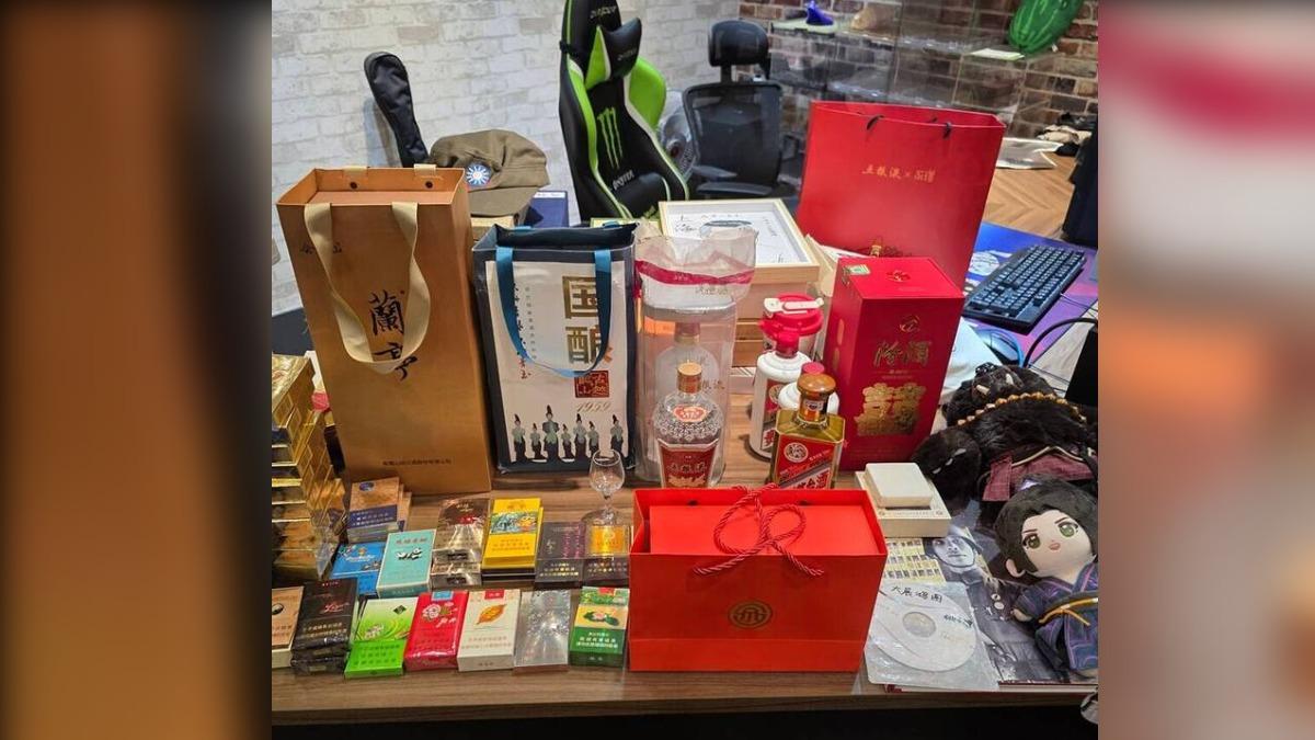 館長秀出十分之一的戰利品。（圖／翻攝自臉書）