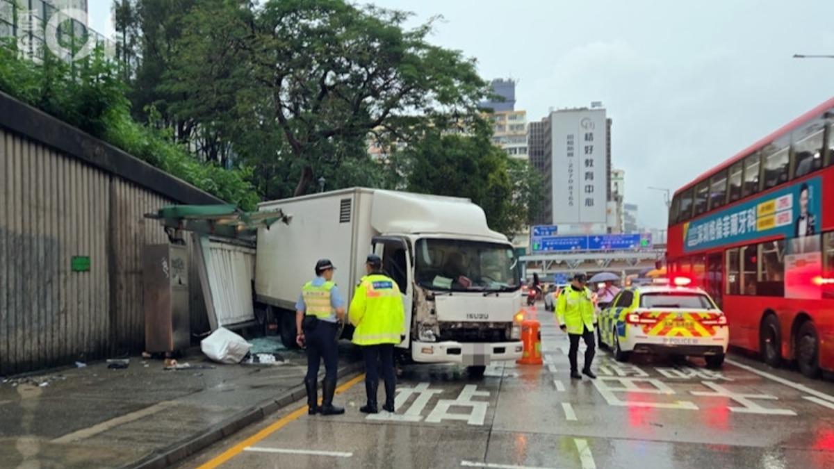 港貨車「撞上公車站」肇逃！中年婦捲車底不治　驚悚畫面曝光