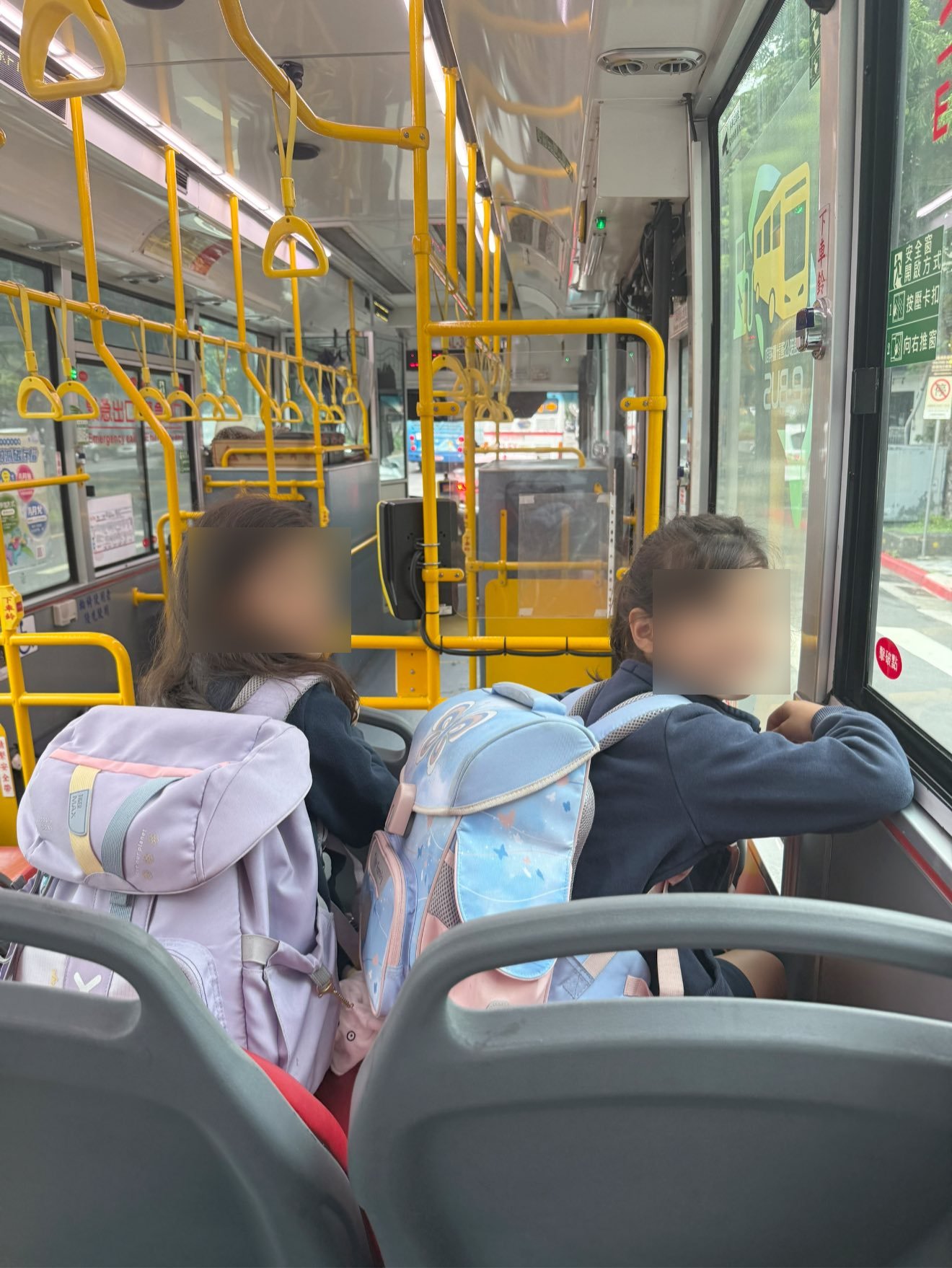 Rynne分享日前帶兩名女兒坐公車發生的意外插曲。（圖／翻攝自臉書粉專 Rifat＆Rynne的鳳花雪月）