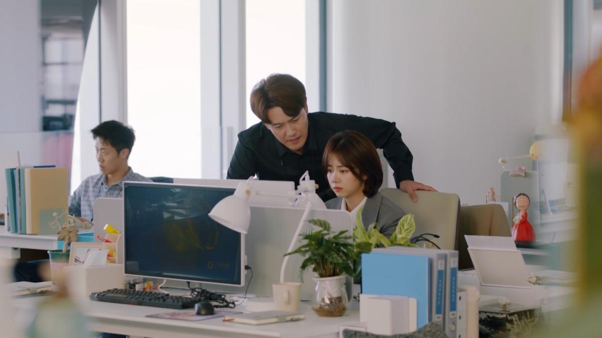 譚松韵成「社畜」，刻苦模樣引共鳴。（圖／中天娛樂台提供）