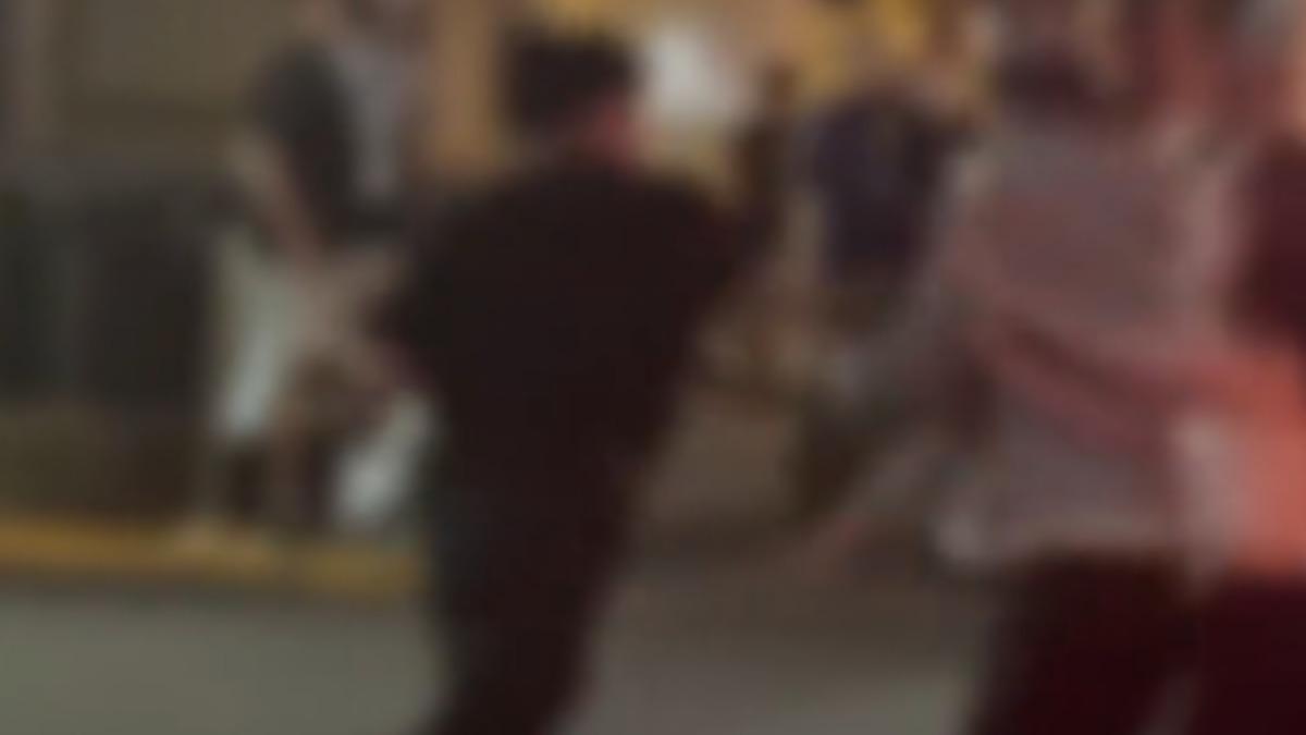 兩名男子在街頭大打出手,女友在一旁勸架。(圖/記者爆料網)