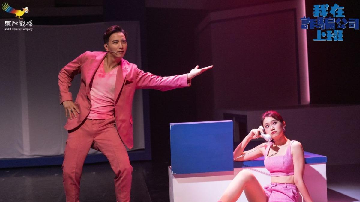 小煜工作滿檔，仍沉浸劇場演出。（圖／果陀劇場提供）