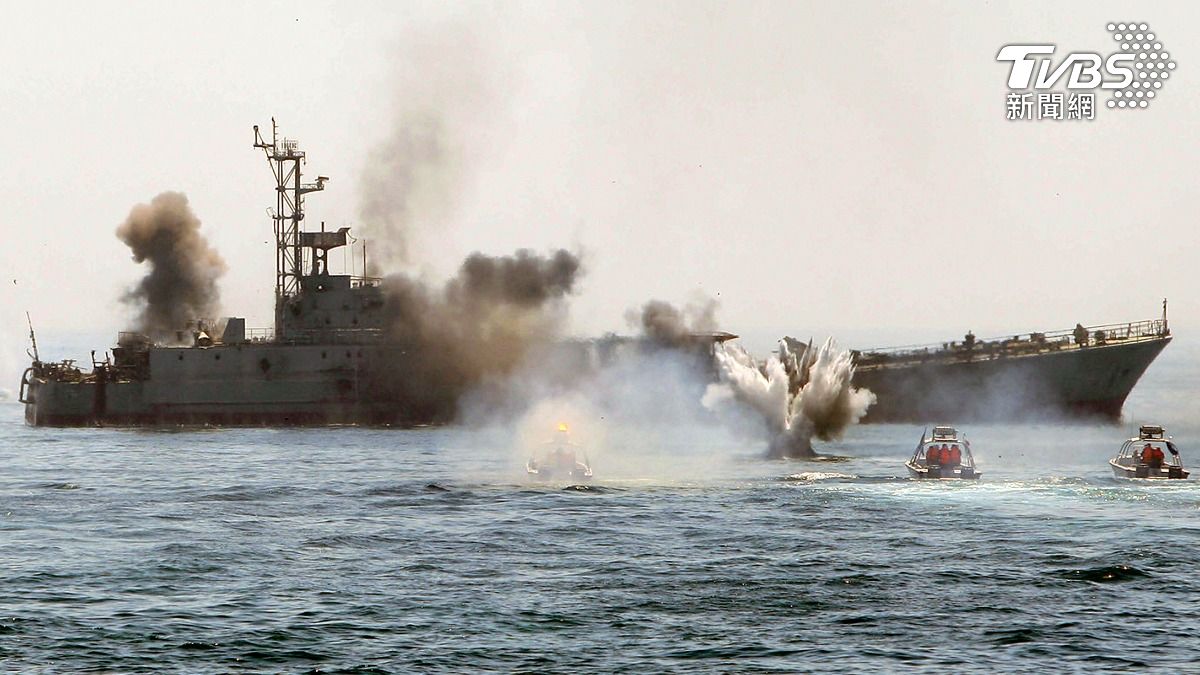 伊朗曾在這條全球石油供應至關重要的荷姆茲海峽（Strait of Hormuz）上進行海戰演習。（圖／達志影像路透社）