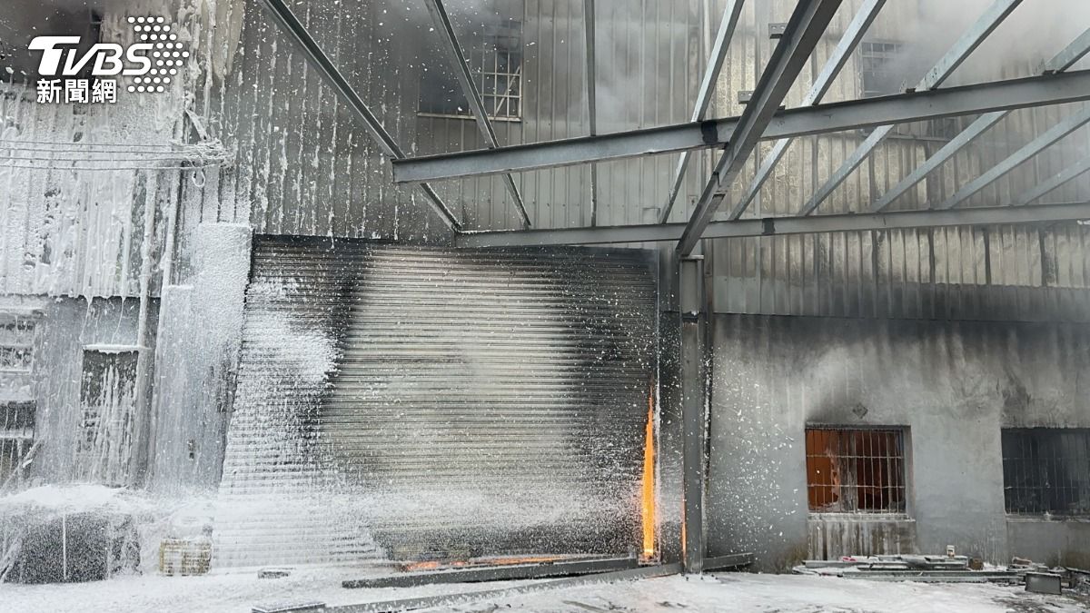 神岡工廠起火燃燒。(圖/TVBS)