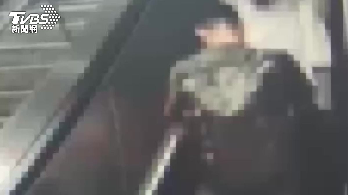 日籍男緊貼伺機犯案。（圖／TVBS）