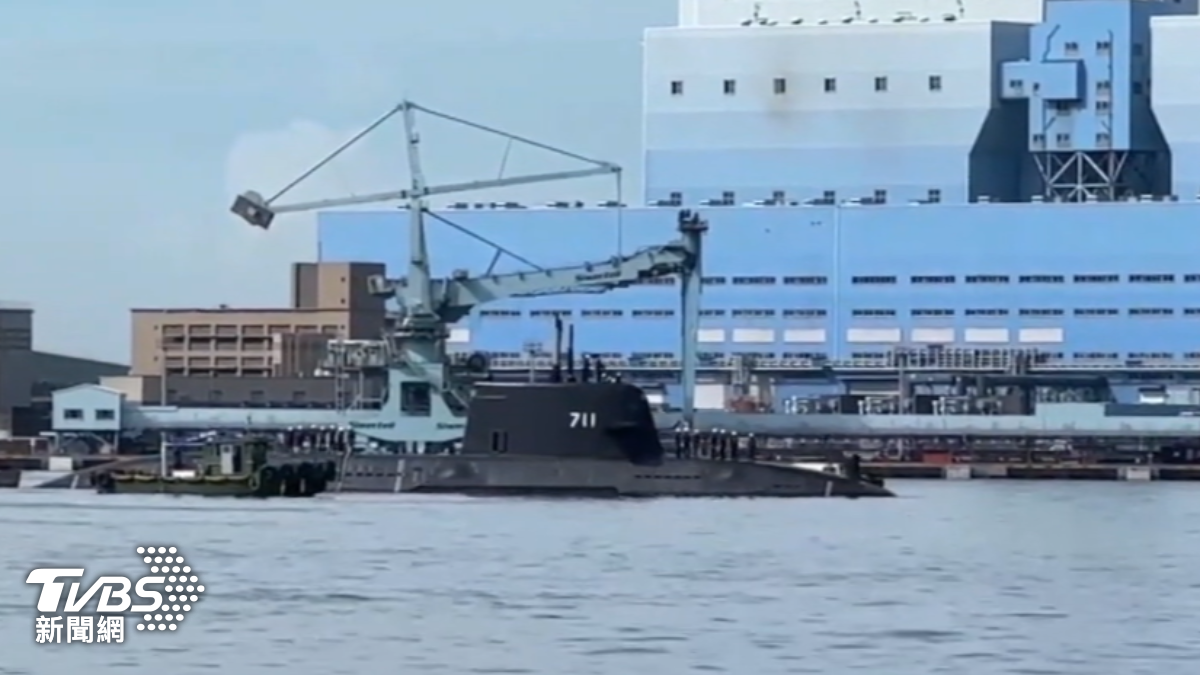 海鯤潛艦今首次海測駛出高雄港　國內外無人艇商比武