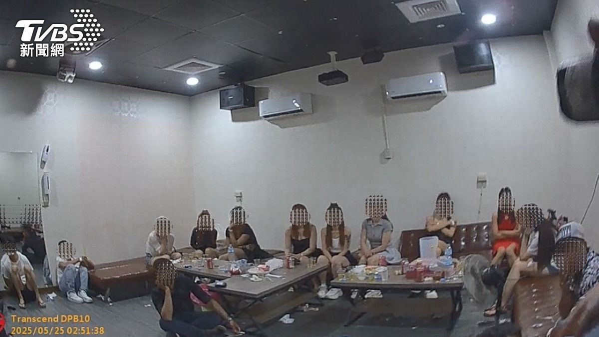 54男女開「極樂毒趴」小姐露腿排排坐　高雄警破門攻堅還在茫