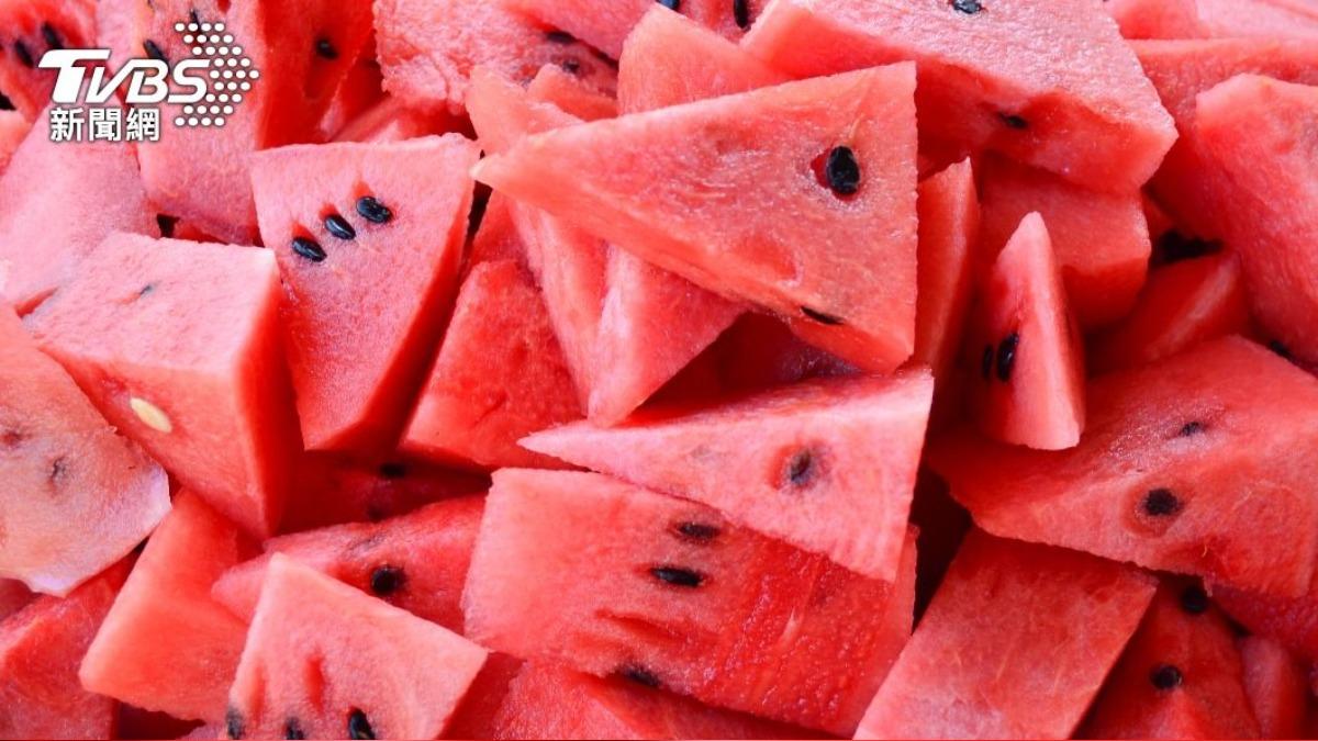 夏季炎熱，許多人喜歡享用清甜解暑的西瓜。（示意圖／shutterstock達志影像）
